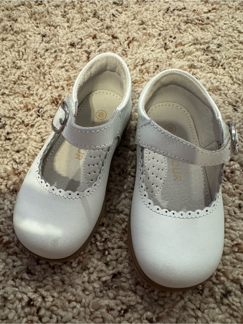 L'Amour White Girls' Mary Jane Dress Shoes with Scalloped Trim